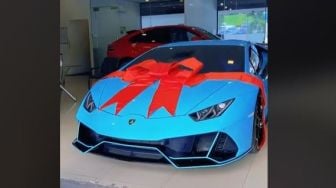 Ibu Hamil Beri Hadiah Mobil Lamborghini untuk Suami, Jadi Tanda Terima Kasih karena Membantu Merawat Anak