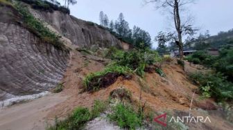 Gegara Tertimbun Longsor, Akses Siborongborong-Sipahutar Sumut Lumpuh 10 Jam