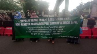 Demo di Gedung ASEAN, Puluhan Emak-emak Desak Kapolri Tangkap Menag Yaqut karena Tuduhan Penodaan Agama