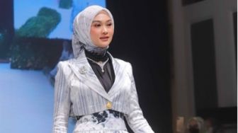 Kisah Desainer Modest Indonesia Sukses Gelar Fashion Show Tunggal Perdana: Pandemi Jadi Batu Loncatan