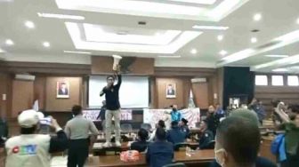 Geruduk Gedung DPRD Kota Tasikmalaya, Massa Karang Taruna Orasi di Atas Meja Anggota Dewan