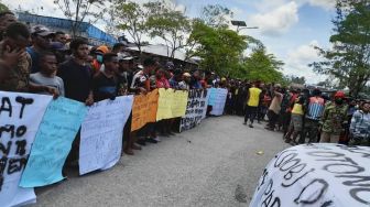 Senator Otopianus Tebai: Hampir Seluruh Orang Papua Tolak Wacana Pemekaran di Bumi Cenderawasih