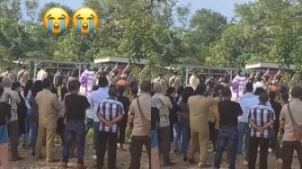 Viral Upacara Pemakaman Disertai Tembakan, Bapak-bapak Ini Kaget sampai Lompat: Jadi Buyar Sedihnya