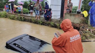 Apes! Hindari Genangan Air Saat Hujan, Mobil Pajero di Cilacap Tercebur ke Sungai