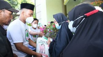 Santri Sumut Bagikan Beras Hingga Minyak Goreng Sambil Deklarasi Dukung Ganjar