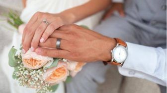 Viral Pasangan Pengantin Menikah Hanya Bermodal Rp7 Juta, Venue Pernikahan di Pinggir Jalan Bebas Hambatan