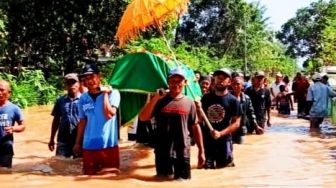 Miris! Pemakaman Warga Jember Ini Harus Dilakukan dengan Cara Menerobos Banjir