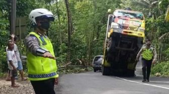 Truk Terjebak di Jalan Tanjakan Pacitan Sampai Terangkat Begini, Gegara Ikuti Google Maps