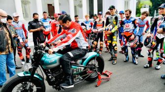 Pamer Kawasaki W175 ke Marc Marques dkk di Istana, Jokowi: Saya Suka Motor, Tapi Motor Saya Tak Sekeren Kalian