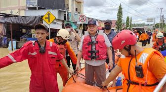 Naik Perahu Karet, Isran Noor Tinjau Lokasi Banjir di Balikpapan dan Berharap Hal Ini