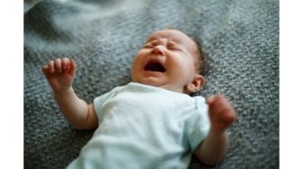 Kocak! Pria Bikin Tutorial Hentikan Bayi Nangis Pakai Lemparan Keju, Publik Takut Dismackdown Emak