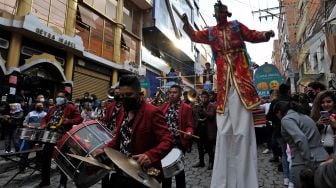 Para Seniman tampil membawakan musik dijalanan saat festival Electro Preste di La Paz, Bolivia, Sabtu (12/3/2022). [JORGE BERNAL / AFP]
