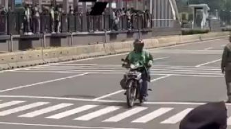 Viral Driver Ojol Lewati Jalur Parade Pebalap MotoGP di Jakarta