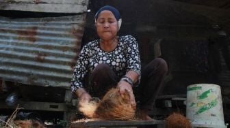 Minyak Goreng Langka, Warga Sungai Kupah Yusnia Bikin Minyak Sendiri dari Buah Kelapa, Bisa Bagi-bagi ke Tetangga