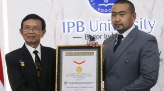 Punya Tujuh Gelar Akademik, Wakil Gubernur Sumbar Audy Joinaldy Raih Penghargaan MURI
