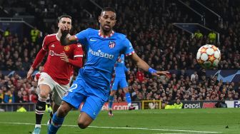 Bek Atletico Madrid Brasil Lodi mengejar bola  selama pertandingan leg kedua babak 16 besar Liga Champions UEFA antara Manchester United melawan Atletico Madrid di Old Trafford, Rabu (16/3/2022) dini hari WIB. Paul ELLIS / AFP
