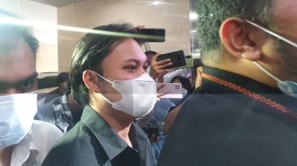 Penuhi Panggilan Kasus Doni Salmanan di Bareskrim Polri, Rizky Febian Cueki Wartawan