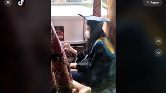 Viral Mahasiswi Wisuda Online di Samping Peti Mati Sang Ayah, Warganet Ikut Nyesek!