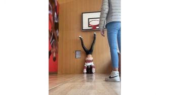 Dua Cewek Lakukan Headstand Justru Berakhir Tendangan Bebas, Netizen: Sakit Banget!