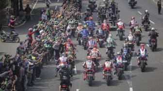 Asap Ngebul Tunggangan Marc Marquez Gegerkan Penonton Parade MotoGP!