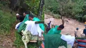 Tak Ada Jembatan Menuju Kuburan, Warga NTT Harus Sebrangi Kali Pakai Seutas Tali untuk Bawa Jenazah