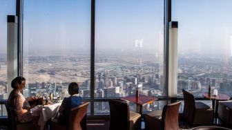 Melihat Indahnya Kota Dubai dari Atas Burj Khalifa