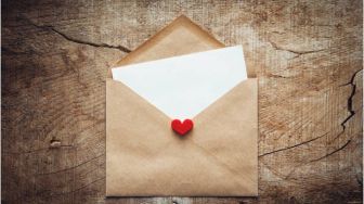 4 Tips Menulis Surat Cinta Untuk Pasangan, Bikin Makin Mesra