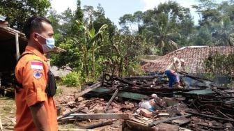 Rumah Ini Tiba-tiba Terbakar Beberapa saat Setelah Gempa Sukabumi