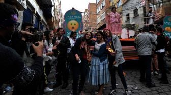 Orang-orang menikmati festival Electro Preste di La Paz, Bolivia, Sabtu (12/3/2022). [JORGE BERNAL / AFP]
