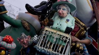 Sebuah boneka fallass yang menggambarkan Ratu Inggris Elizabeth II dipamerkan saat festival Las Fallas di Valencia, Spanyol, Rabu (16/3/2022). [Jose Jordan / AFP]