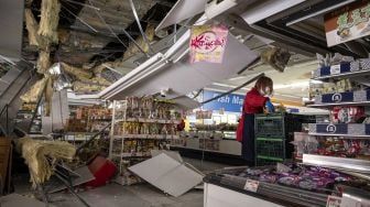 Seorang karyawan memeriksa supermarket yang rusak di Shiroishi, prefektur Miyagi pada 17 Maret 2022 setelah gempa berkekuatan 7,3 mengguncang Jepang timur malam.
[Foto/AFP]