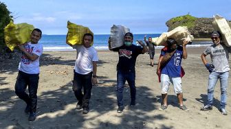 Tim Direktorat Reserse Narkoba Polda Jawa Barat mengamankan barang bukti narkotika jenis sabu saat menggagalkan penyelundupan sabu melalui jalur laut di Pantai Mandasari, Kecamatan Parigi, Kabupaten Pangandaran, Jawa Barat, Rabu (16/3/2022). ANTARA FOTO/Dit Resnarkoba Polda Jabar
