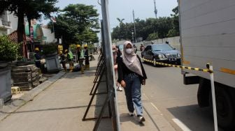 Pekerja membongkar jalur pedestrian di Kawasan Kota Tua, Jakarta, Kamis (17/3/2022). [Suara.com/Septian]