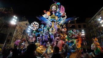 Boneka-boneka fallas dipamerkan saat festival Las Fallas di Valencia, Spanyol, Rabu (16/3/2022). [Jose Jordan / AFP]