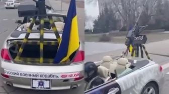 Warga Ukraina Ini Nekat Memodifikasi Mobil BMW dengan Memasang Senapan Mesin, Warganet: Dikira Film Rambo?