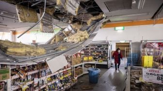 Seorang karyawan memeriksa supermarket yang rusak di Shiroishi, prefektur Miyagi pada 17 Maret 2022 setelah gempa berkekuatan 7,3 mengguncang Jepang timur malam. [Foto/AFP]