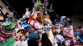 Boneka-boneka fallas dipamerkan saat festival Las Fallas di Valencia, Spanyol, Rabu (16/3/2022). [Jose Jordan / AFP]