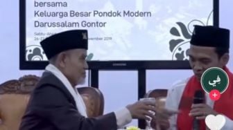 Viral! Ustaz Abdul Somad Minum Air Bekas Pimpinan Pondok Gontor, Warganet: Adem liatnya