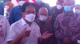 Cegah Mafia Tanah, Menteri ATR/BPN Sofyan Djalil Bagikan 2.989 Sertifikat di Kampung Babakan Asem