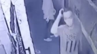 Maling Motor Terekam CCTV Beraksi di Kramat Jati, 2 dari 3 Pelaku Diduga Bawa Pistol