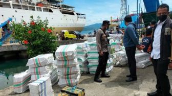 Polisi Sita 5.136 Liter Minyak Goreng di Pelabuhan Yos Sudarso Ambon