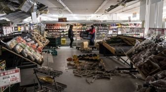 Seorang karyawan memeriksa supermarket yang rusak di Shiroishi, prefektur Miyagi pada 17 Maret 2022 setelah gempa berkekuatan 7,3 mengguncang Jepang timur malam.
[Foto/AFP]