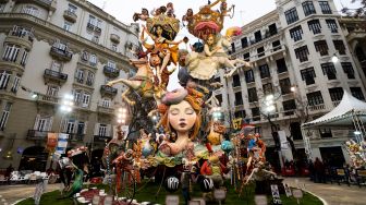 Boneka-boneka fallas dipamerkan saat festival Las Fallas di Valencia, Spanyol, Rabu (16/3/2022). [Jose Jordan / AFP]