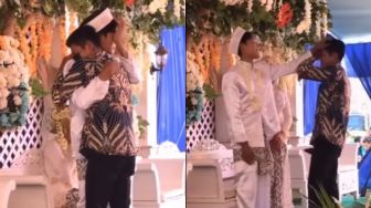 Tamu Pria Sesunggukan di Bahu Pengantin Laki-Laki, Berawal dari Berpelukan Berakhir Saling Tabok