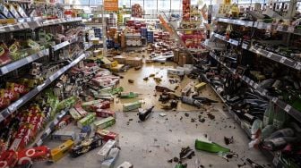 Supermarket yang rusak di Shiroishi, prefektur Miyagi pada 17 Maret 2022 setelah gempa berkekuatan 7,3 mengguncang Jepang timur malam.
[Foto/AFP]