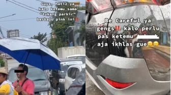 Muncul Pas Mobil Mau Pergi, Tukang Parkir Dadakan Malah Ngamuk Lempar Batu Gegara Tak Diberi Uang