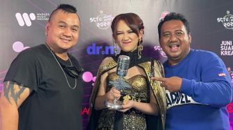 Happy Asmara Persembahkan Piala SCTV Music Awards untuk Denny Caknan
