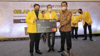 Perkuat Campus Financial Ecosytem, BNI Bersama Iluni UI Berikan Kartu Kehormatan