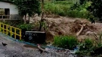 Debit Air Dua Sungai yang Berhulu di Gunung Talamau Naik, Material Longsoran Terbawa Arus