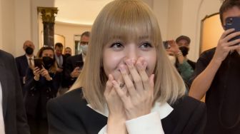 Lisa BLACKPINK Pakai Cincin 'Pernikahan', Sukses Bikin BLINK Jantungan